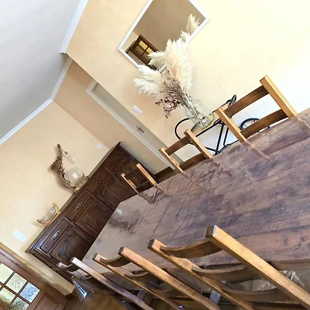 Les Treilles 度假居 Polisy